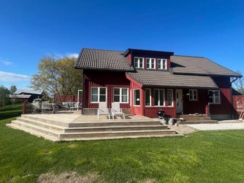 Umea Villa | Havsnära villa med vedeldad bastu, perfekt för familjer och företag