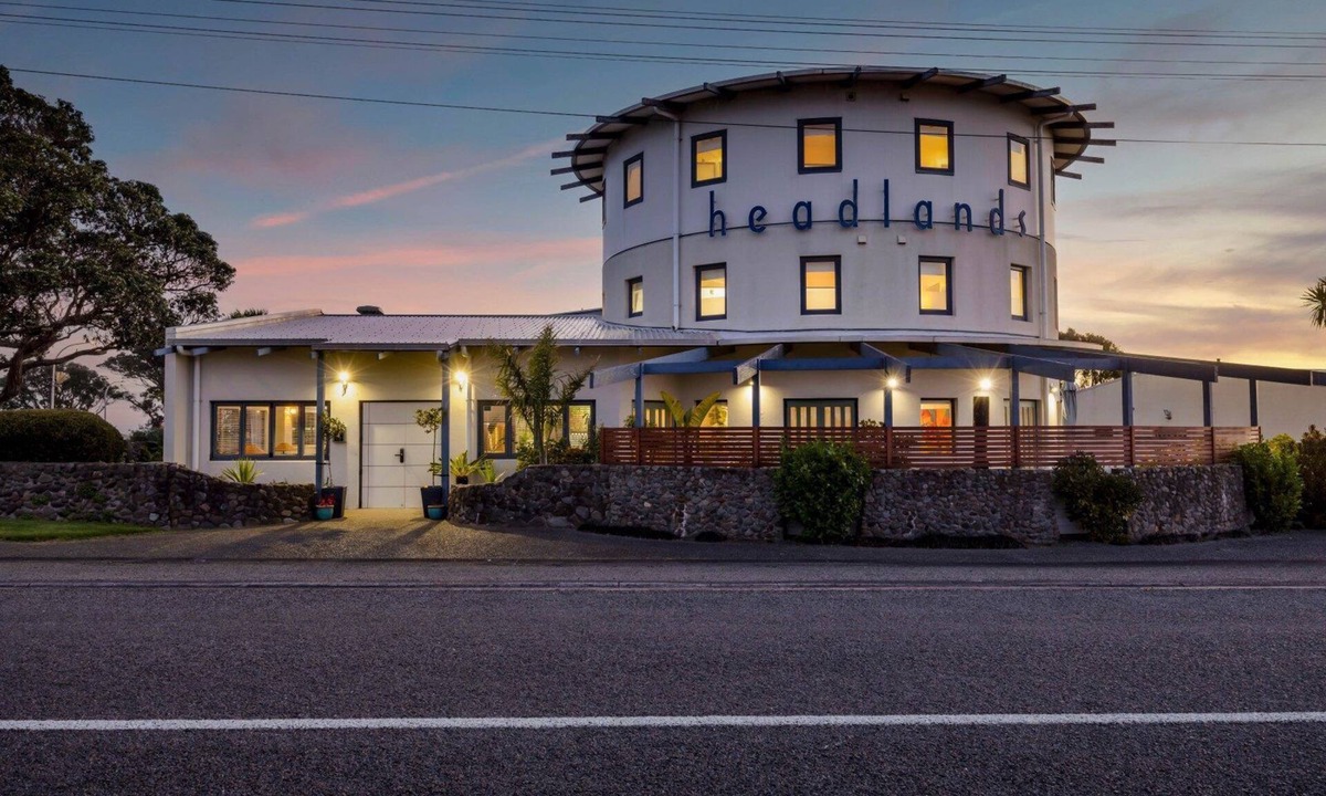 Opunake Hotel | Headlands Hotel