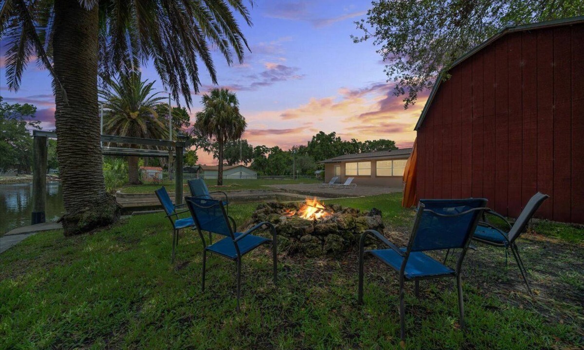 Crystal River House | Hidden Waterfront Haven - 3BR/2BA-Boat Slip-Kayaks-Fire Pit!