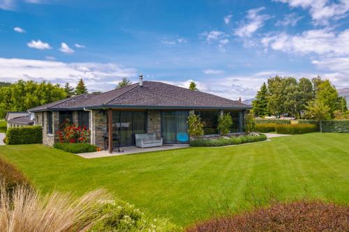 Wanaka House | Hilltop Blue Views - Wanaka Holiday Home