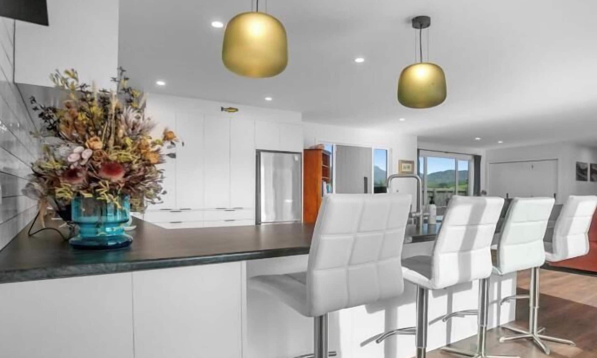 Whangamata House | Hilltop Haven - Whangamata