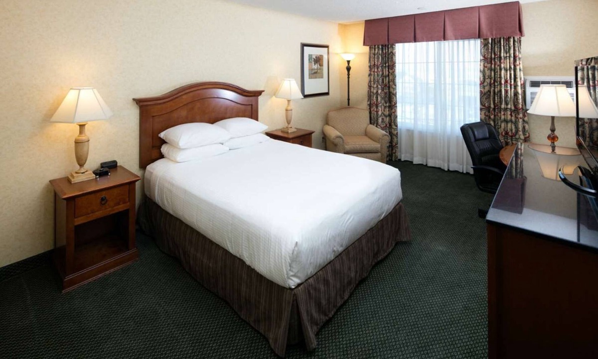 Downtown Hotel | Inviting Room Perfect for Families or Couples in Eureka, CA - with Outdoor Pool!