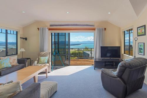 Britannia Heights House | Jacaranda - Views over Tasman Bay