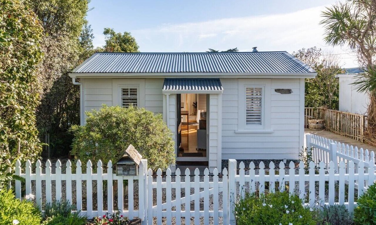 Raglan Cottage | Kowhai Cottage & Studio Character Cottage