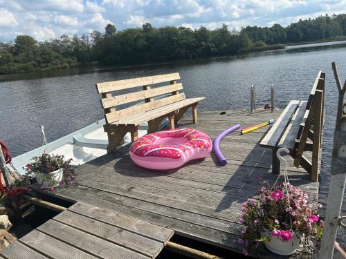 Perstorp House | Lake cottage with private pier