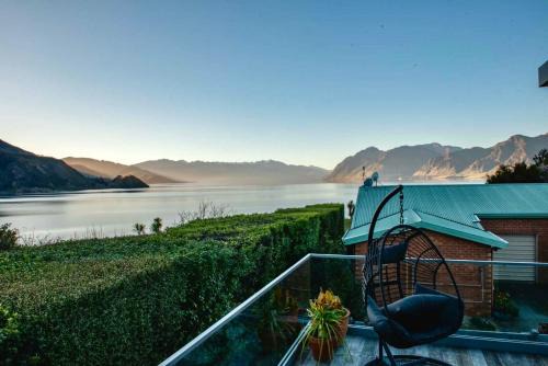 Lake Hawea House | Lake Hāwea Lakefront House