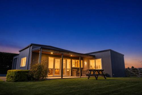 Darfield House | Lemon Tree Cottage - Modern Rural Cottage