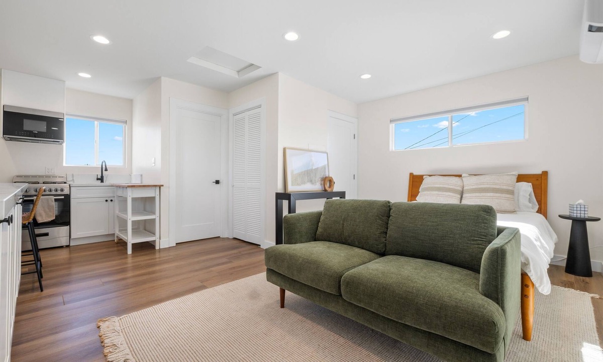 North Clairemont House | Light-Filled ADU Studio Immaculate, Cozy & Convenient
