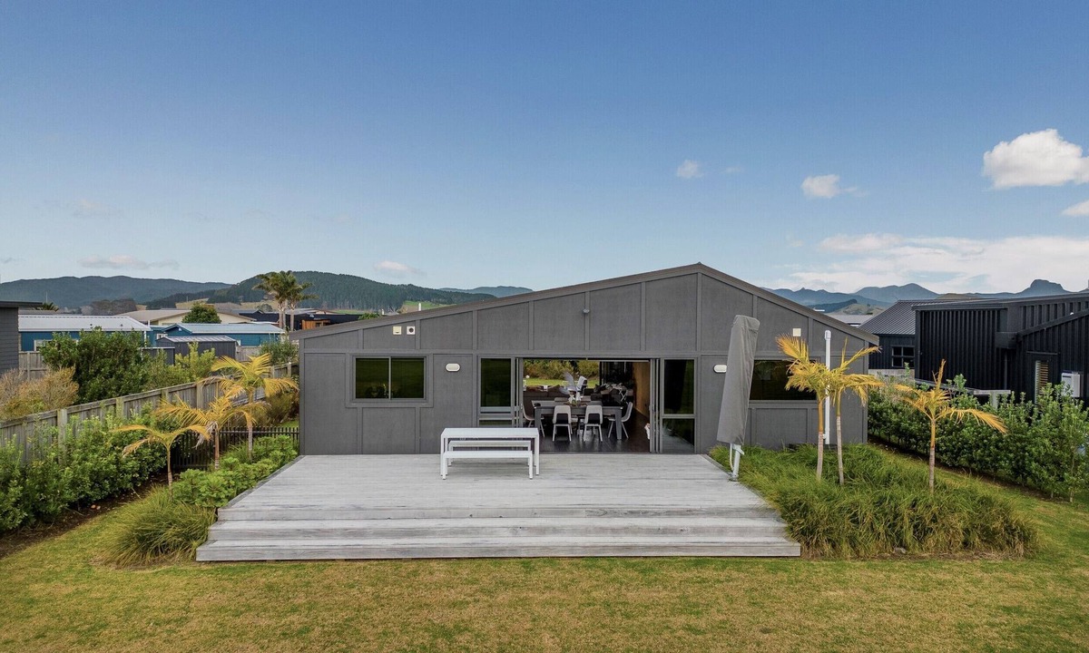 Matarangi House | Light-filled Sun House - Matarangi Holiday Home