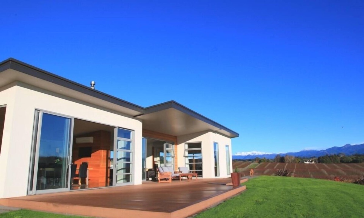 Tasman House | Luxury Seaside Vineyard Home