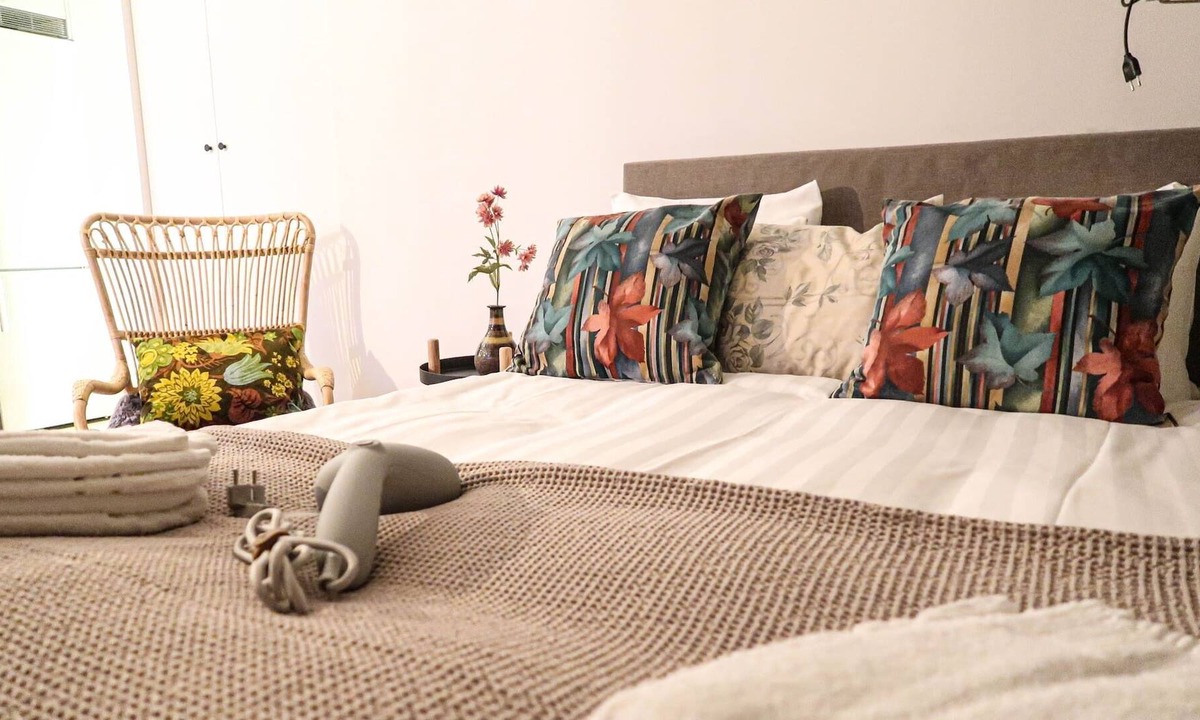 Hallonbergen Apartment | Luxury Studio Street View