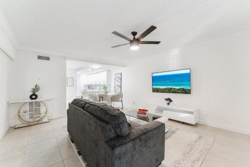 Boca Raton Apartment | Luxury Waterfront Boca with Pool, Hot Tub and Boat Views