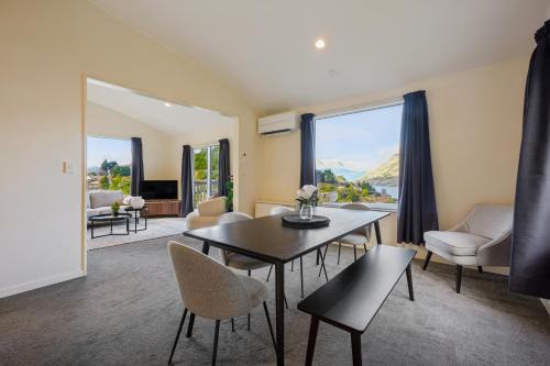 Fernhill House | Modern 4BR Lake & Mountain Views