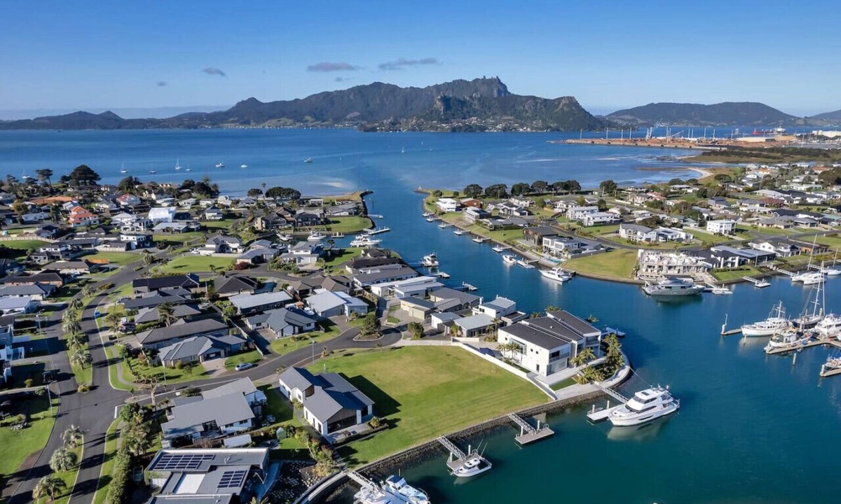 One Tree Point House | Modern Canal-Front Home - Marsden Cove