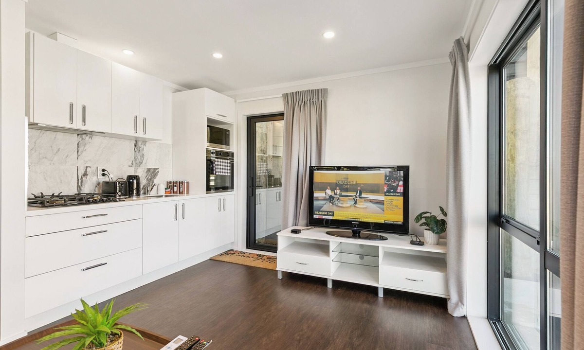 Upper Hutt Apartment | Modern, Private 1BR in Upper Hutt – Full Kitchen, Parking & 5 mins to Brewtown