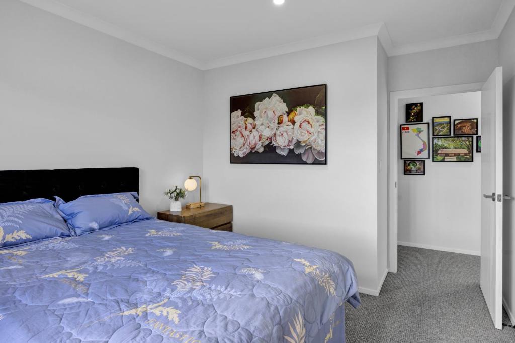 Hawera Bed & Breakfast | Modern private room with shared cozy living