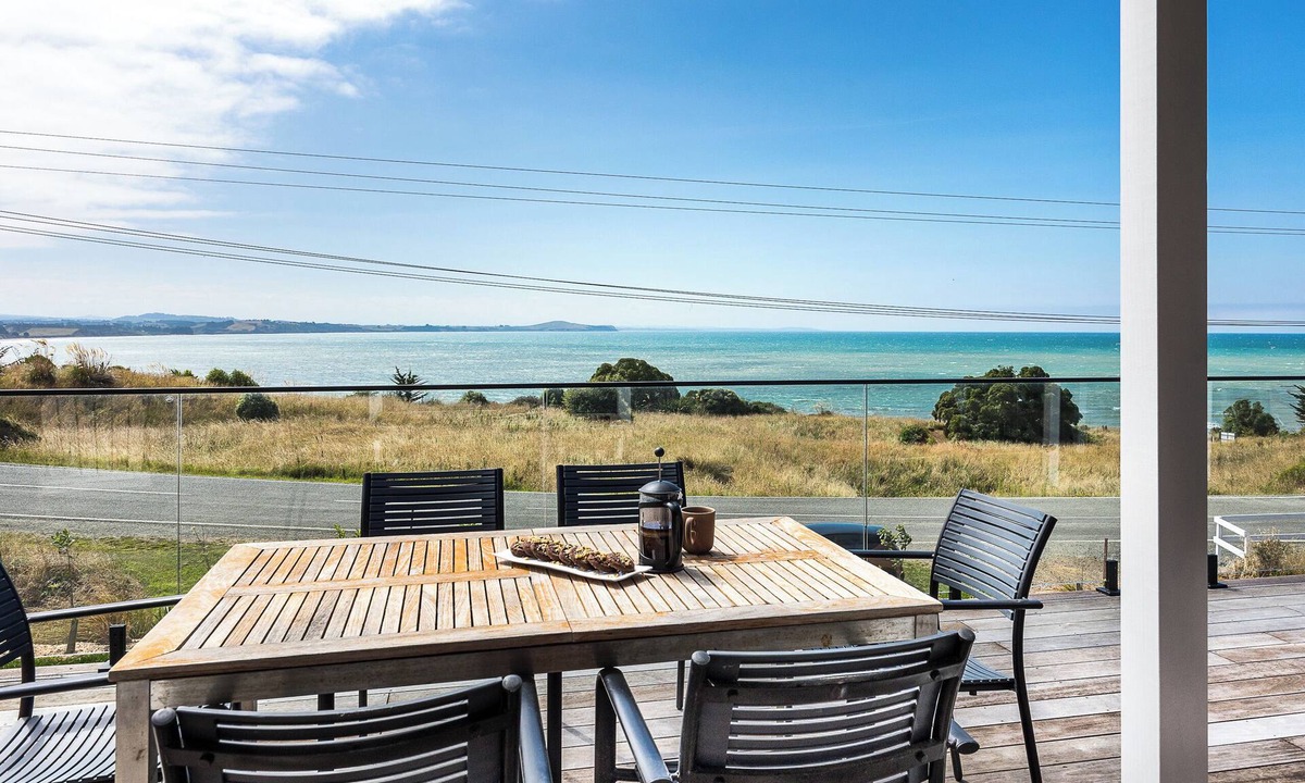 Moeraki House | Moeraki Beachfront - Sea Views and Boat Parking