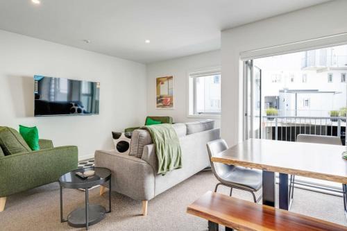 Kingsland House | Morningside Modern 3BR Home with Double Parking