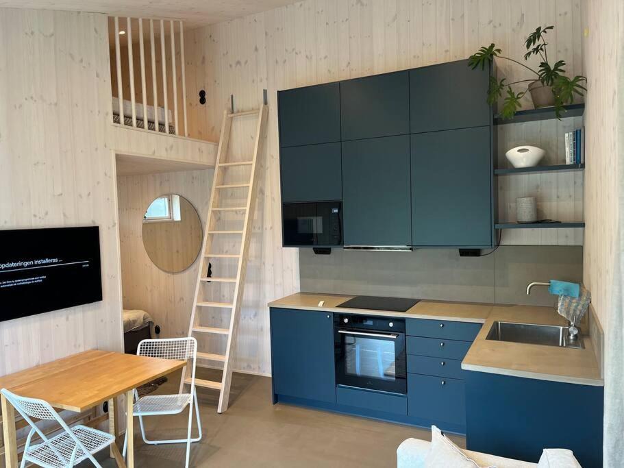 Vastra Frolunda Apartment | Mysigt attefallshus med närhet till stad och hav