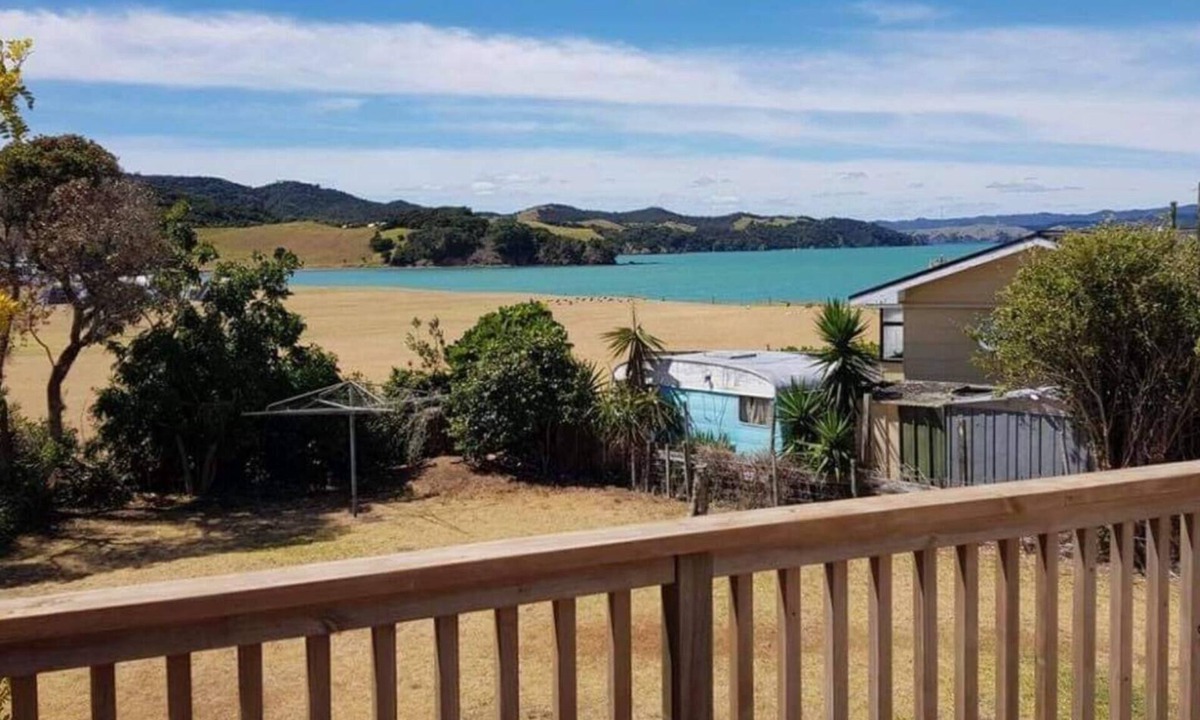 Whangaruru House | New: Beach Bach steps from the beach, with space and privacy & bonus games room