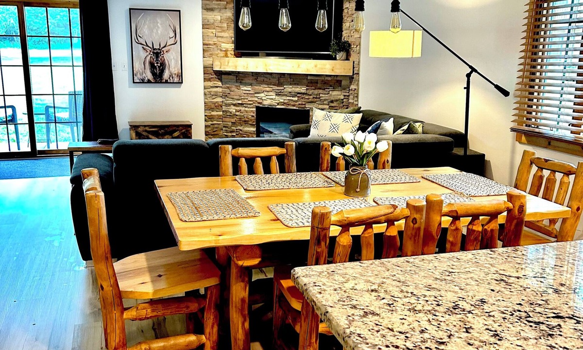 Oglesby House | NEW ! COZY , RUSTIC 2-bedroom townhome Near STARVED ROCK !