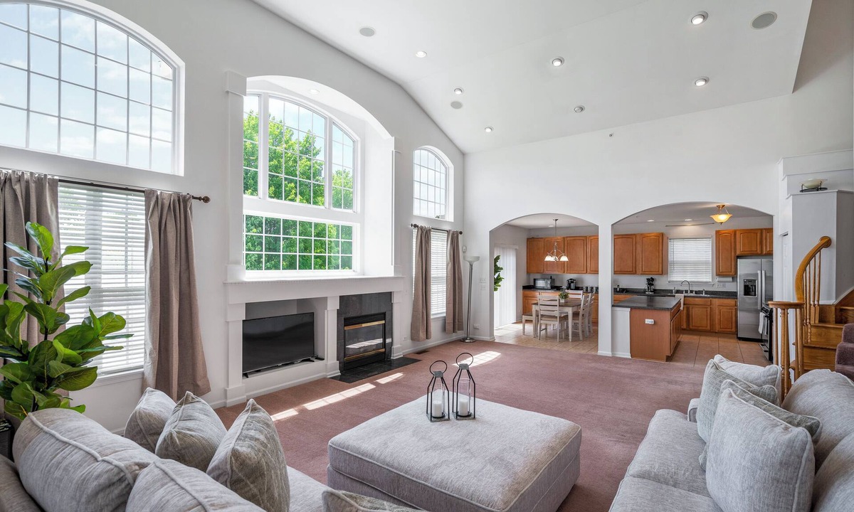 Hoffman Estates House | New! Spacious Home 6BD/3BTH - Sleeps 16! in Hoffman Estates!