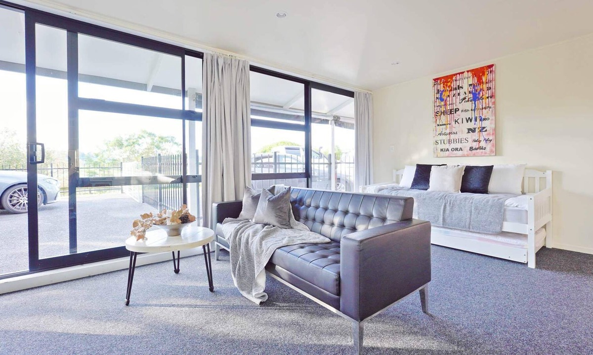 Waitoki Apartment | One Bedroom Unitfarm Stay Getaway in Waitoki