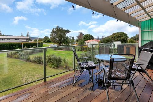Karkari Peninsula House | Patsy Cottage - A Charming 1960s Kiwi Bach near Kaitaia