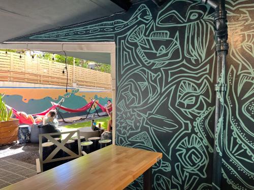 Waikiki Hostel | Polynesian Hostel Beach Club