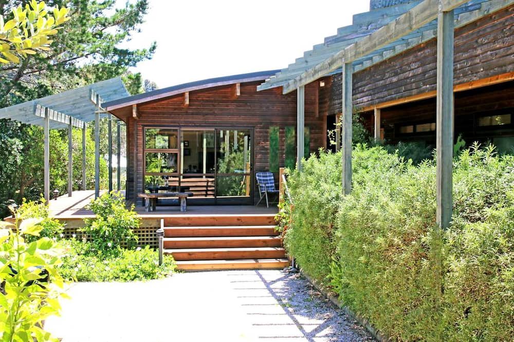 Collingwood Cabin | Private Room with Tropical Decor near Wharariki Beach, New Zealand