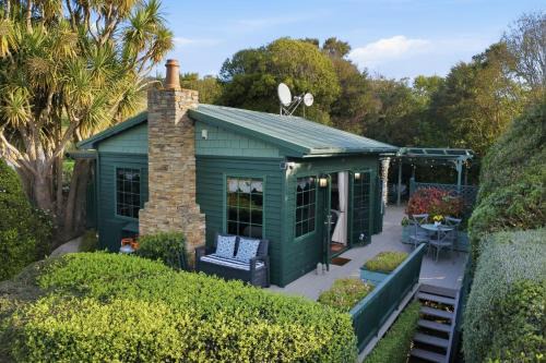 Ahuriri Flat House | Private seaside couples hideaway