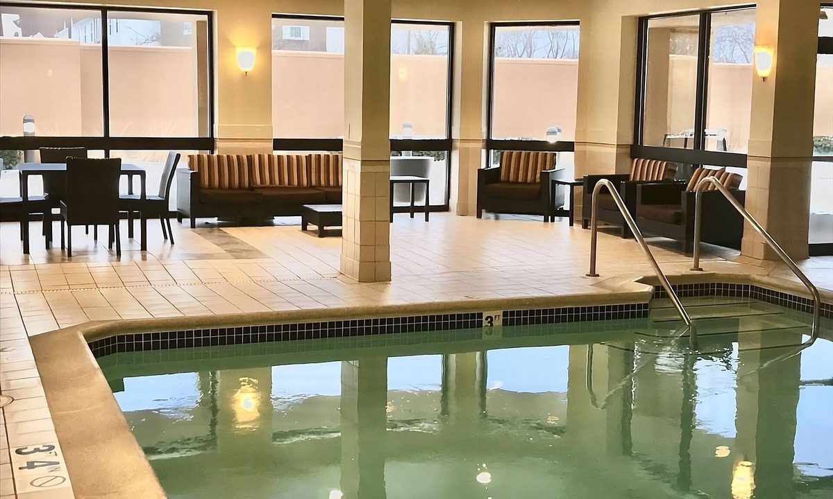 West Dundee House | Quick Escape! 4 Relaxing Units, FREE Parking, Raceway Woods Forest Preserve!