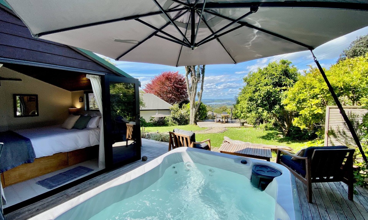 Raglan Cottage | Raglan View Cottage with Spa Pool