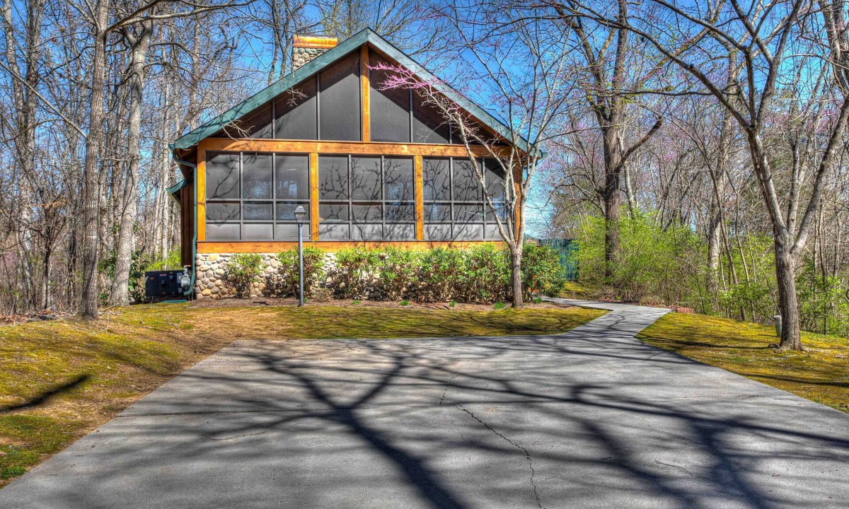 Sevierville Cabin | Red Leaf Lodge Peaceful Cabin for 6 with Hot Tub & Flat 35'x 20' Parking Pad