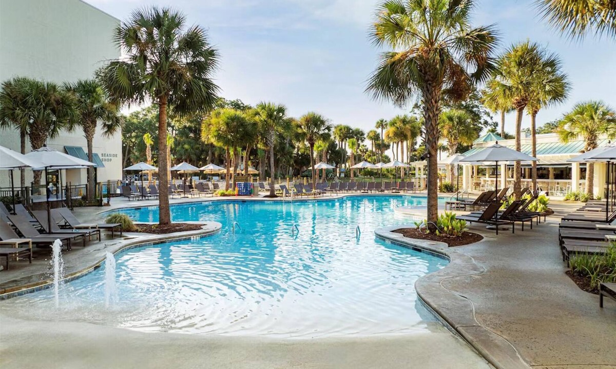 Shipyard Plantation Hotel | Relax in Comfort! 4 Spacious Units, Balcony, Pool, & Beachfront Location!