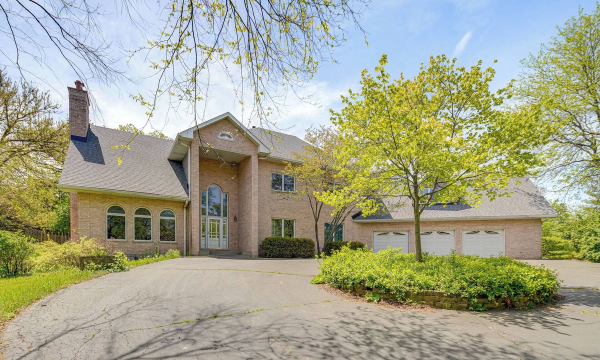 Hoffman Estates Villa | Relaxing Sauna: Hoffman Estates Villa in Elgin!