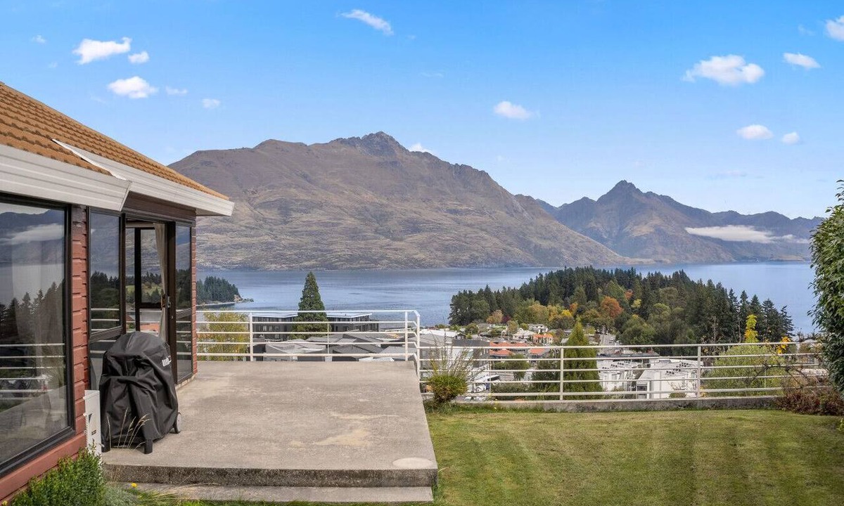 Queenstown City Centre House | Remarkable View in Central Queenstown - 5 bedrooms, 2.5 bathrooms house