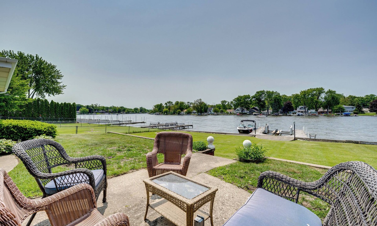 McHenry House | Riverfront McHenry Home w/Dock & Kayaks