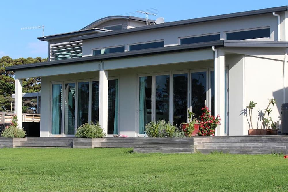 Waitoki Cabin | Romantic Getaway Accommodation with Breathtaking Views in Waitoki, North Island