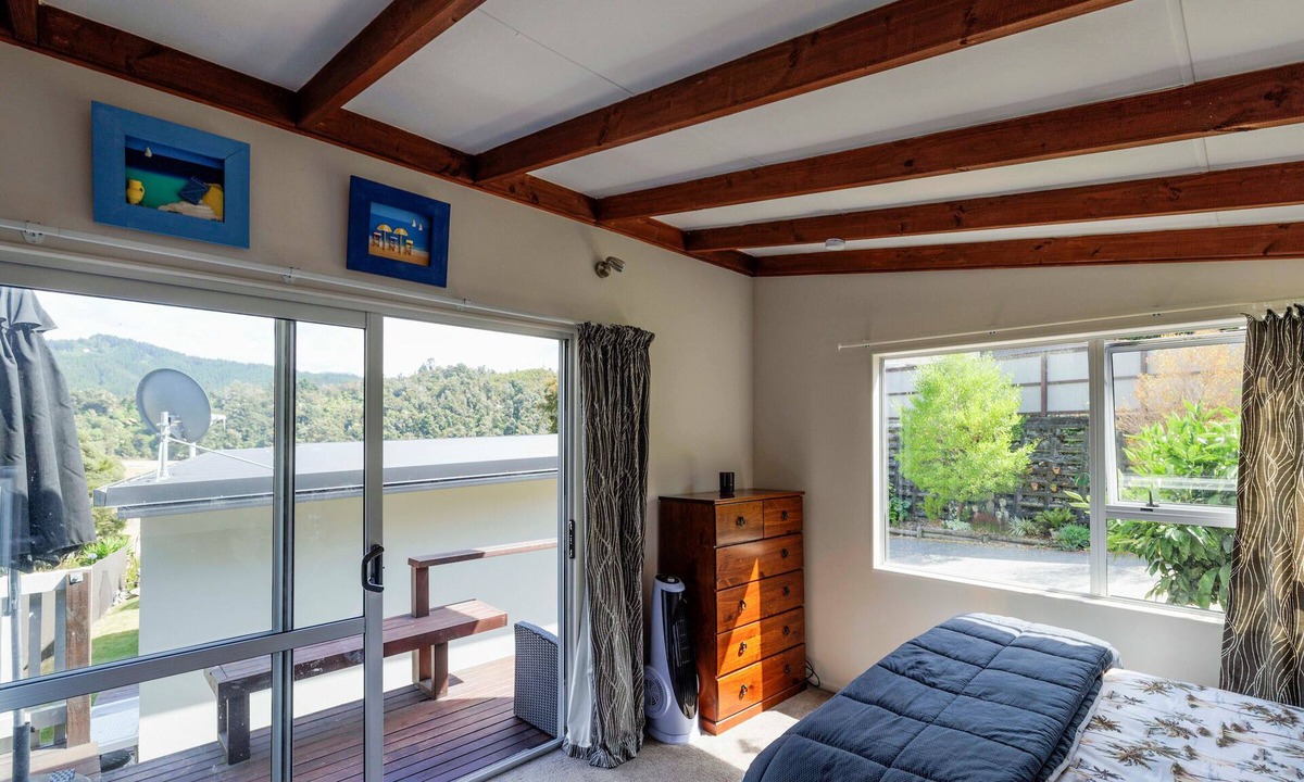 Kaiteriteri Cabin | Rowling Road Studio – Cosy Kaiteriteri Base with Partial Water Views