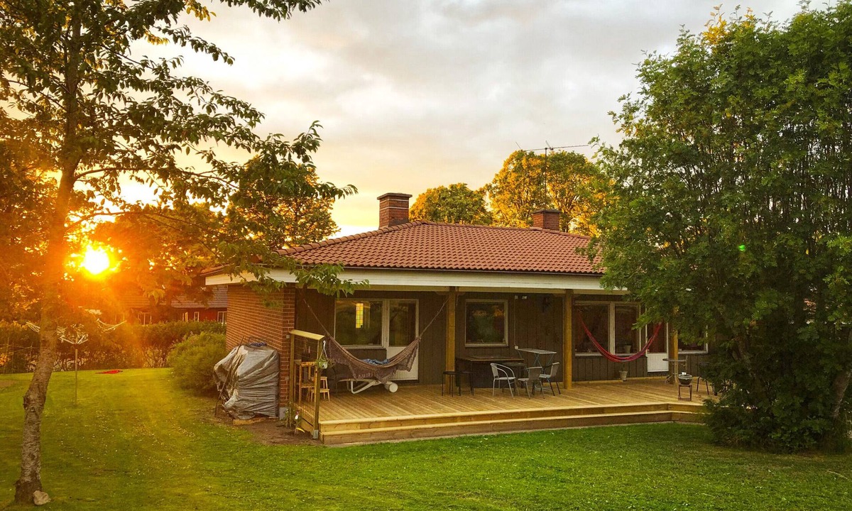 Varnhem House | Scenic accommodation in well-equipped villa with lake view | SE08047