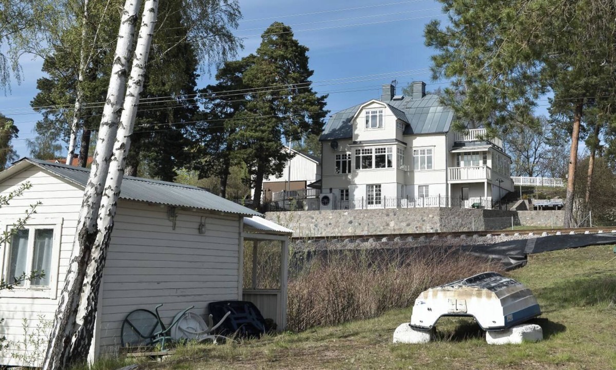 Vasteras Municipality House | Semi-detached villa with lake plot, jetty & rowing boat