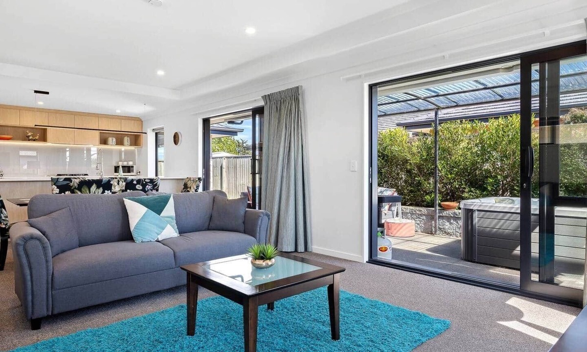 Kaiapoi House | Silverstream Kaiapoi Retreat – 3BR Home with Spa & Sun-Filled Living