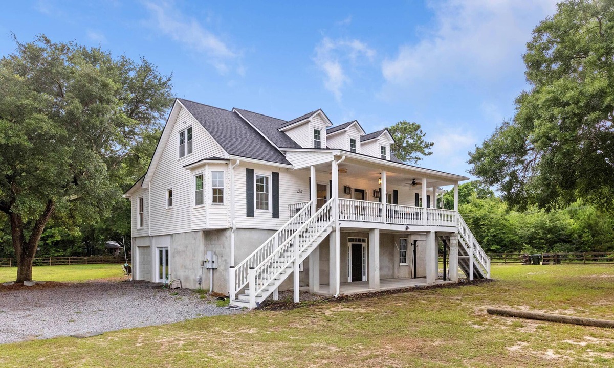Mount Pleasant House | Six Mile Abode-5 Miles to Beach-Huge Yard