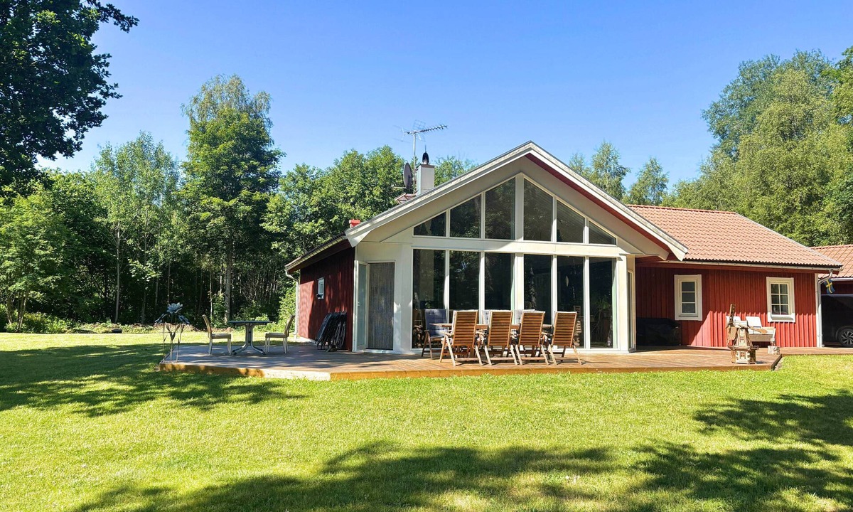 Vissefjaerda House | Skogshem – Exclusive Lakefront Holiday Home in Småland with Raft & Boat