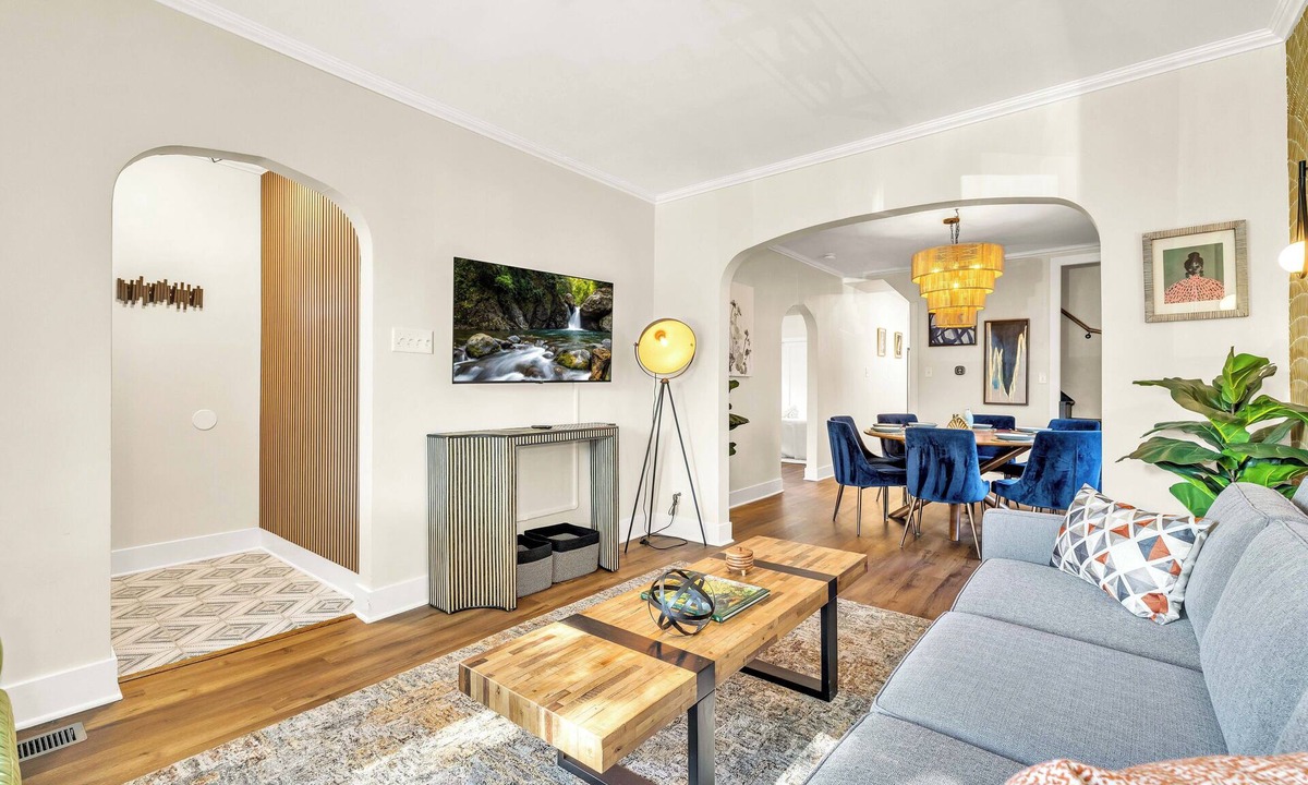 Brookfield House | Sleeps 10 + Coffee bar + Game Room + Train to CHGO - Holiday Home