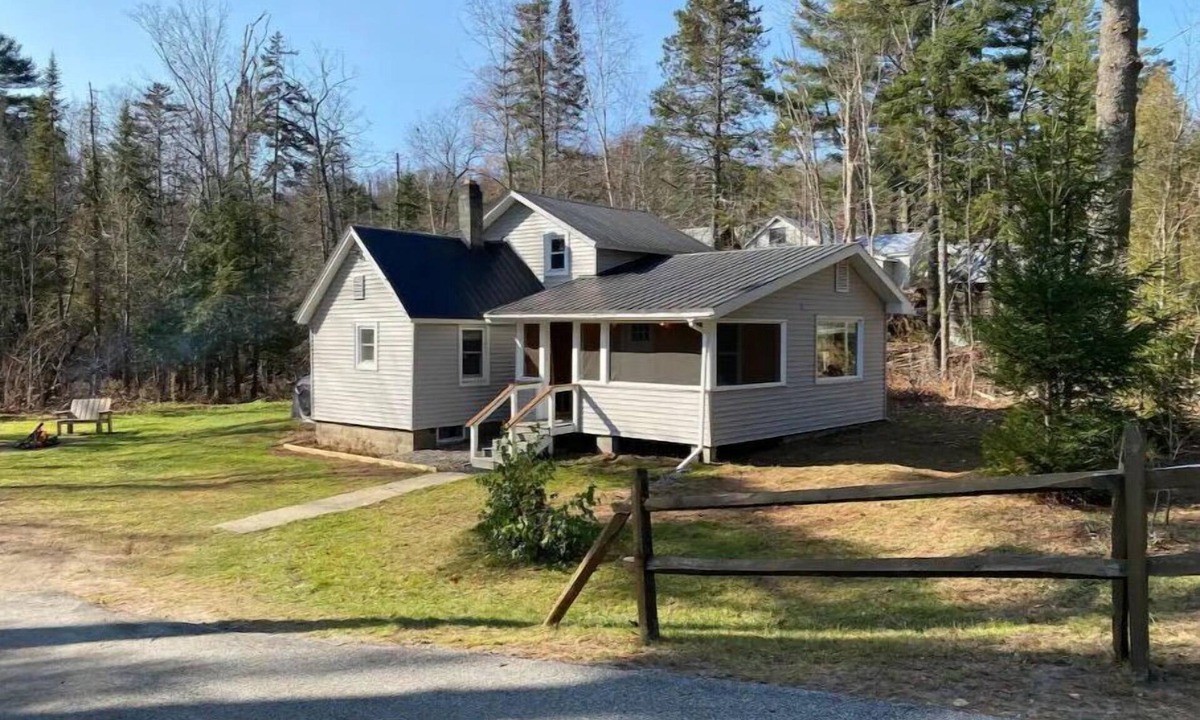 Speculator Cottage | Snowmobile Access & Close to Oak Mt. Ski - Cozy Cabin, Peaceful-Sleeps 6