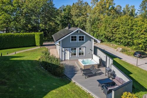 Kvicksund Villa | Spa cabin with jacuzzi and firewood sauna