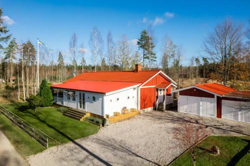 Ingelstad Villa | Spacious Cabin for Work Crews, 10 Beds!