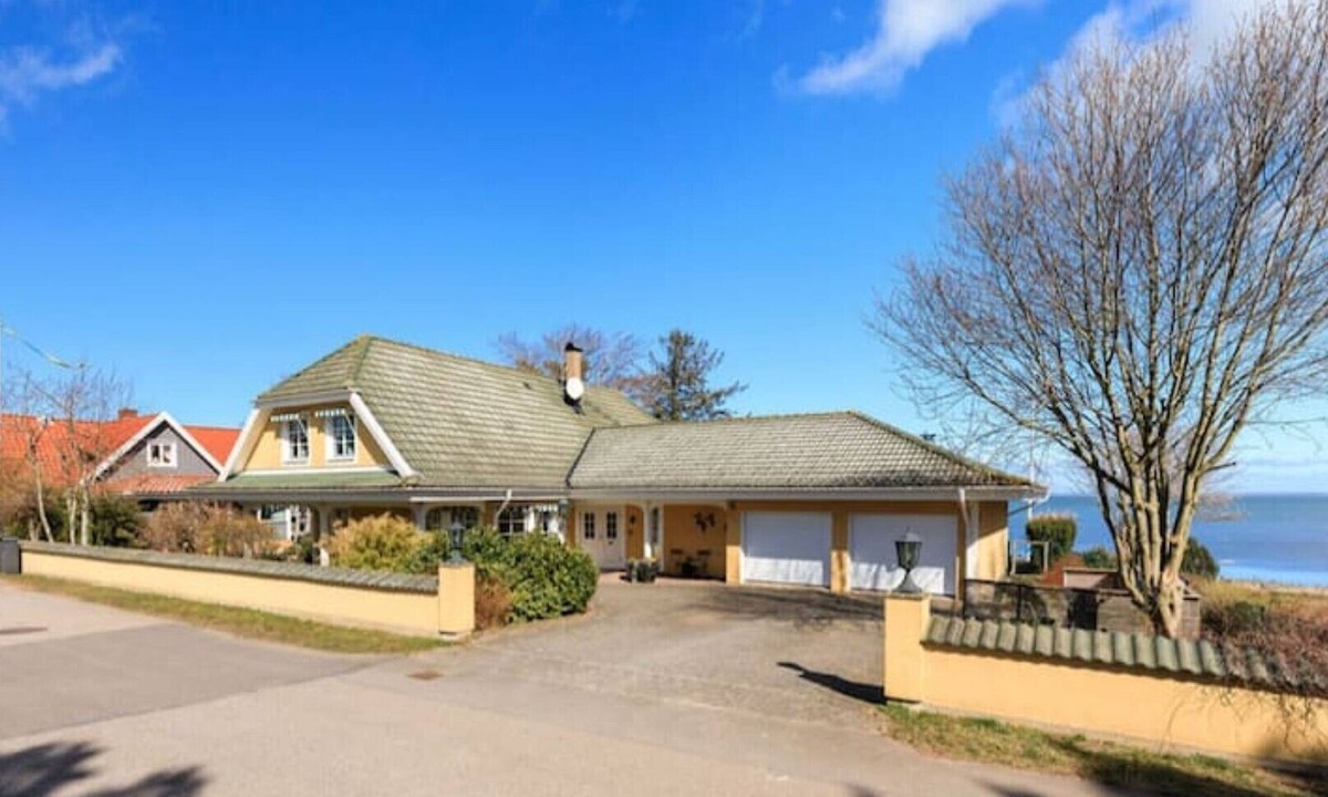 Svanshall Villa | Spacious House with direct seaview